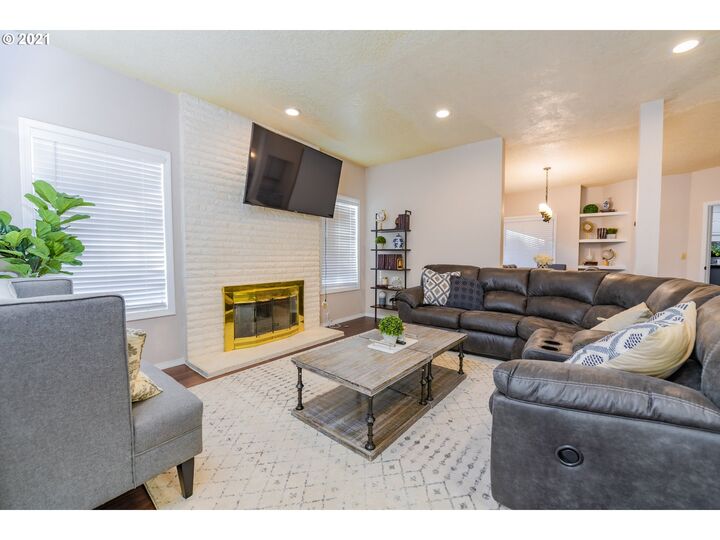 Property Photo: 16121 NE San Rafael St OR 97230