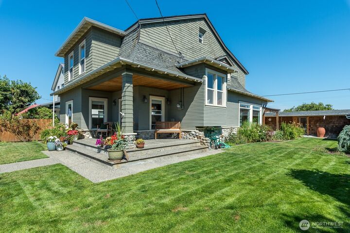Property Photo:  1118  4th Street  WA 98221 