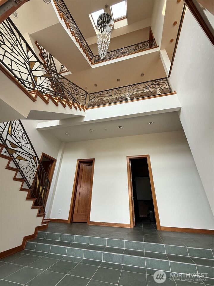 Property Photo: 7275 N Mercer Way WA 98040