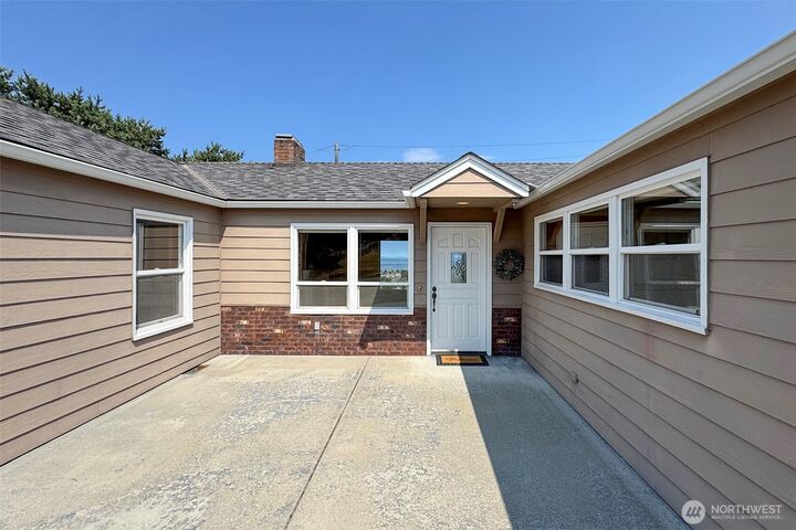 Property Photo: 1111 E Ninth Street WA 98362