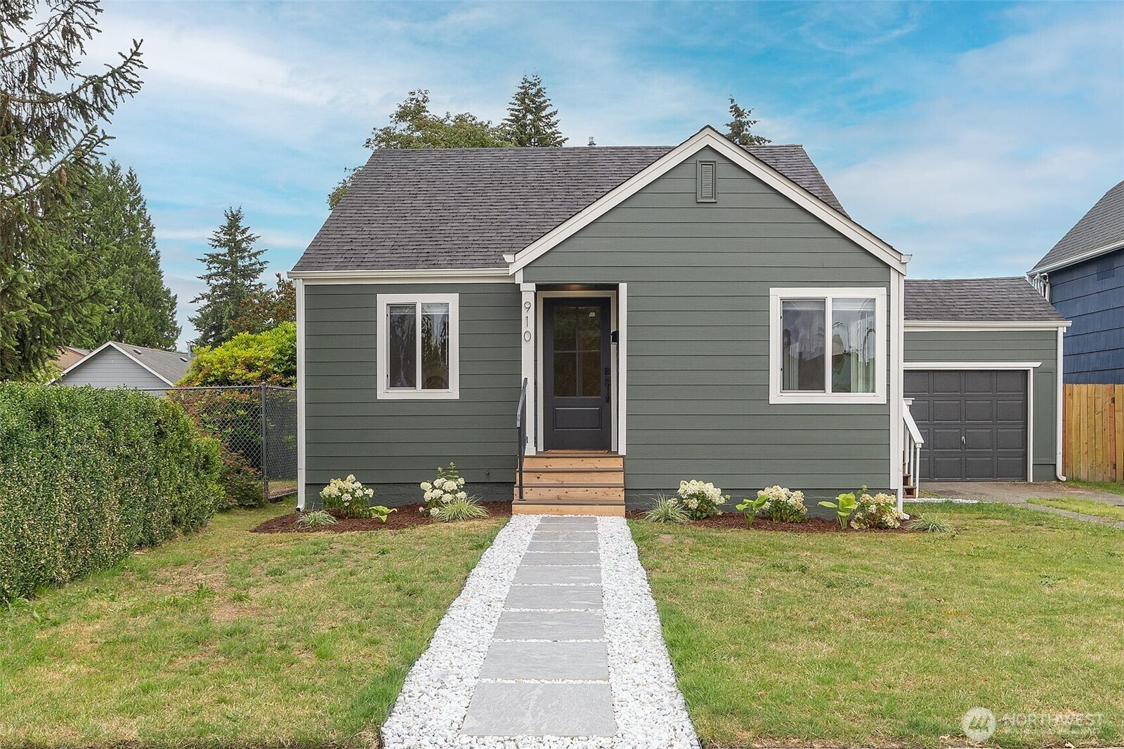 Property Photo: 910 E Main Street WA 98002