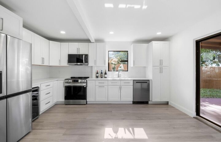 Property Photo: 699 NE 40th Street FL 33334