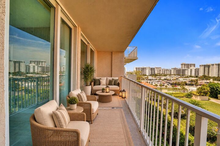 Property Photo:  3020 NE 32nd Avenue 807  FL 33308 