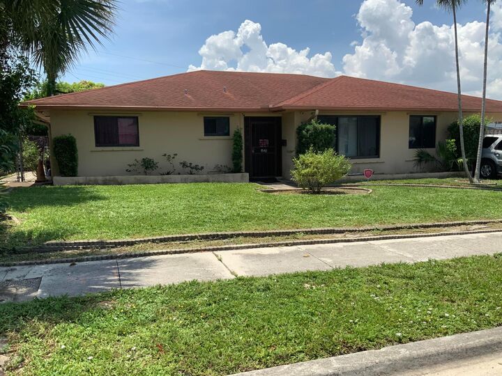 Property Photo: 941 W 7th Street FL 33404