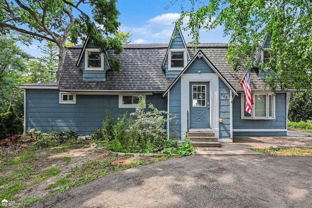 Property Photo:  546 Bellevue Avenue  MI 48362 