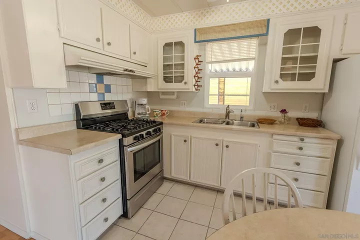 Property Photo: 6 Oriole Ln CA 92057
