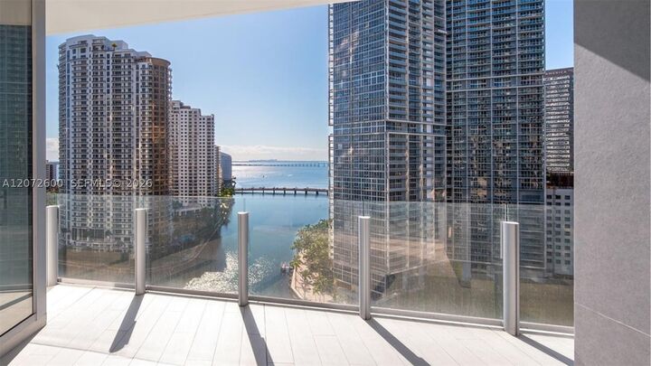 Property Photo:  300 Biscayne Boulevard Way 1805W  FL 33131 
