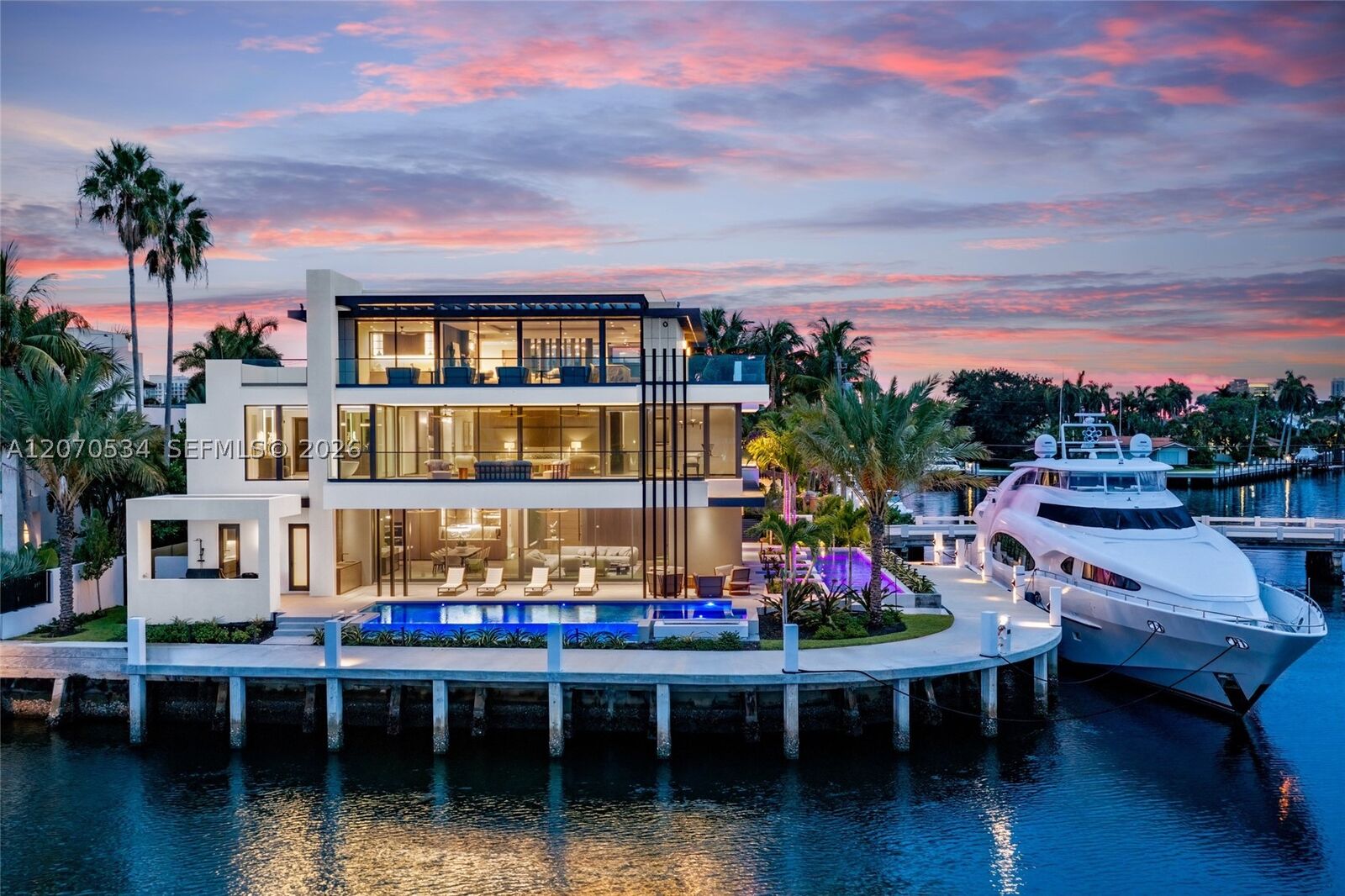 Property Photo:  1400 W Lake Dr  FL 33316 
