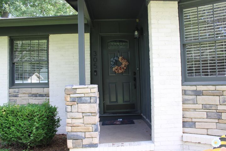 Property Photo:  305 Robinson Rd SW  AL 35601 