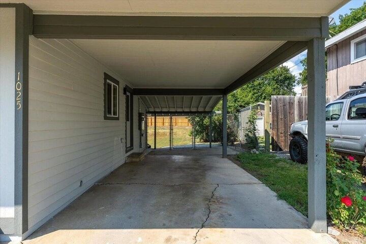 Property Photo:  1025 E Ivy Ave  WA 99109 