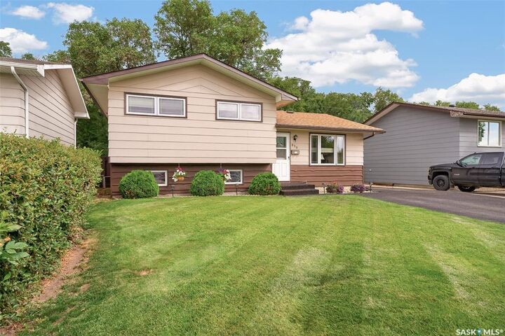 Property Photo: 919 Holdsworth Crescent SK S6H 6T8