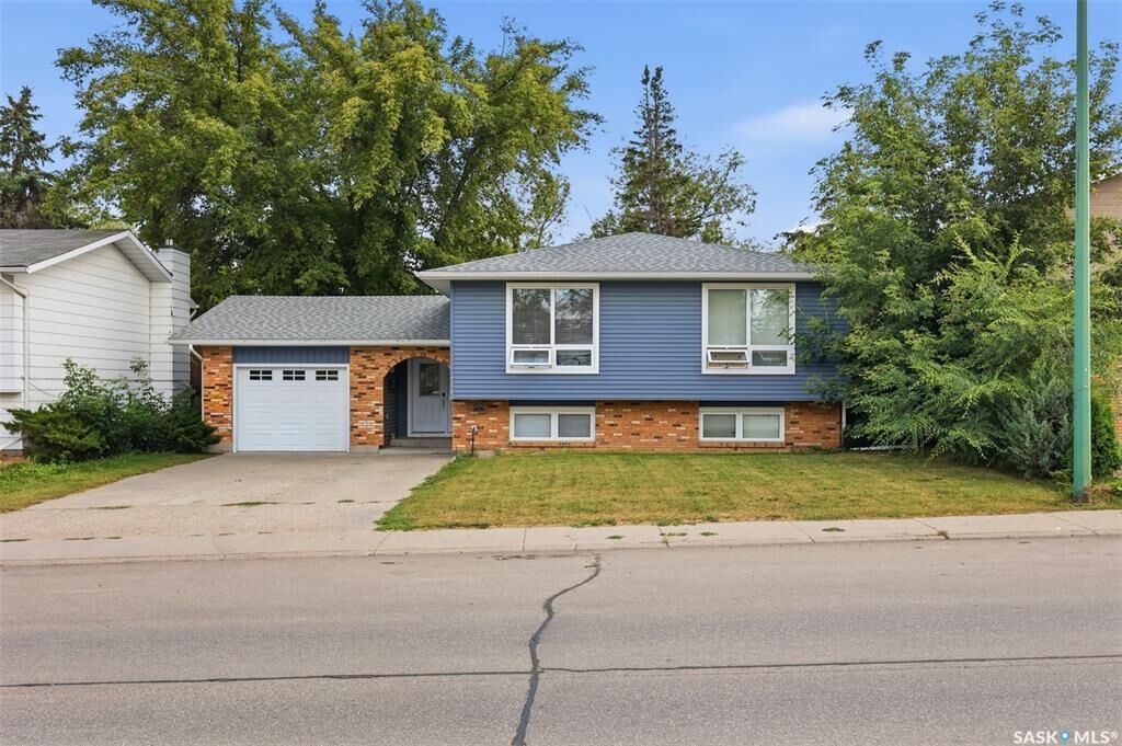 Property Photo: 723 Lenore Drive SK S7K 5G8