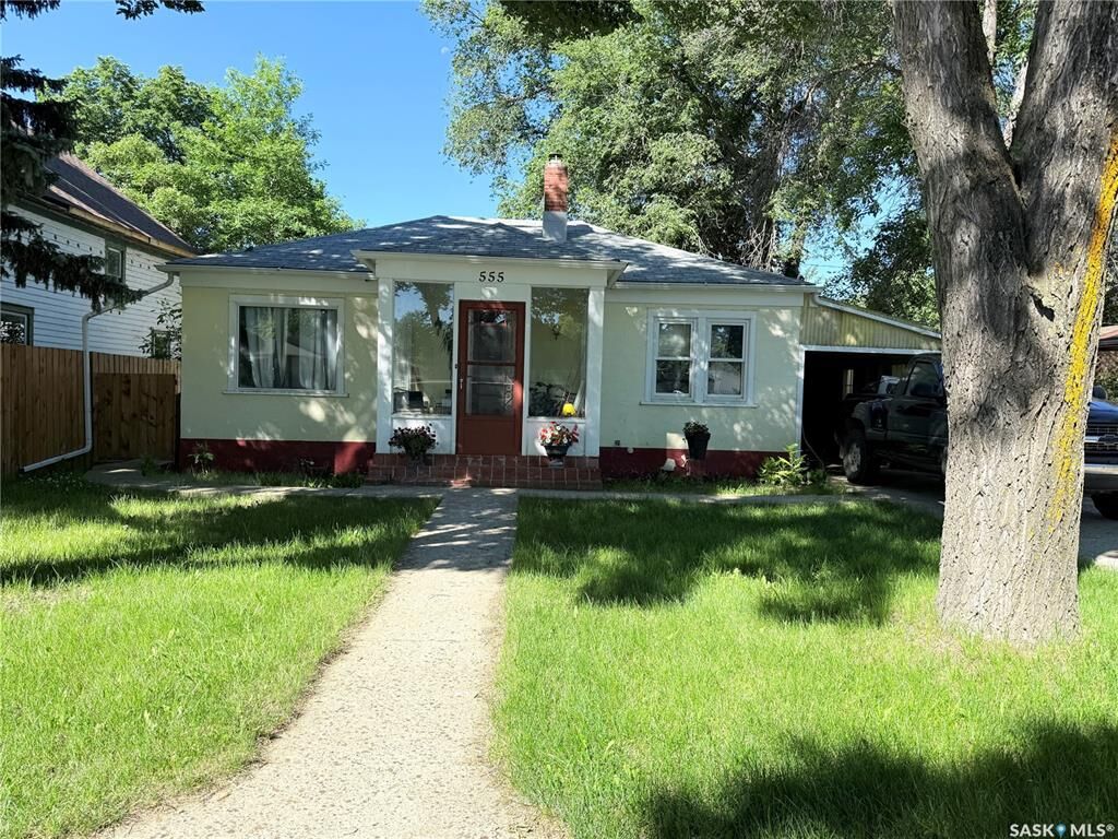 Property Photo:  555 2nd Street E  SK S0N 2M0 