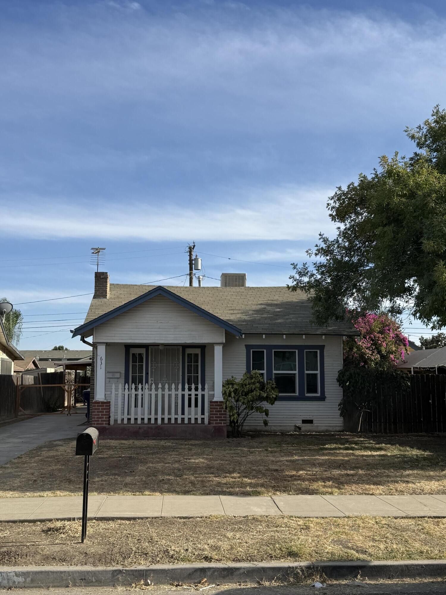 Property Photo: 631 E Ventura Avenue CA 93274