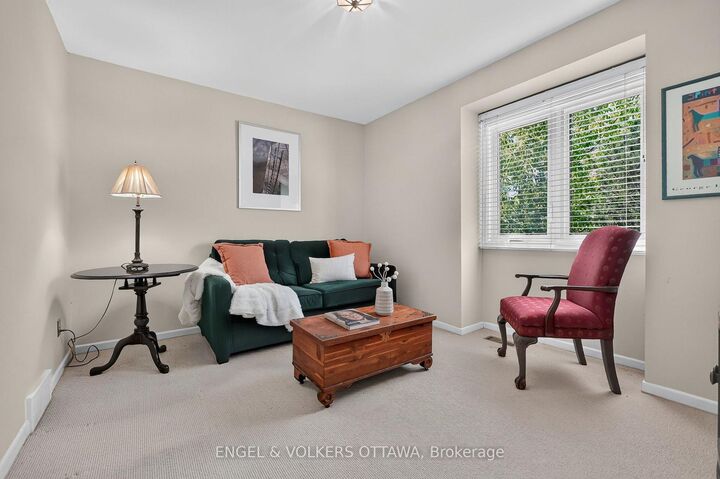 Property Photo: 1907 Fairmeadow Crescent ON K1H 7B8