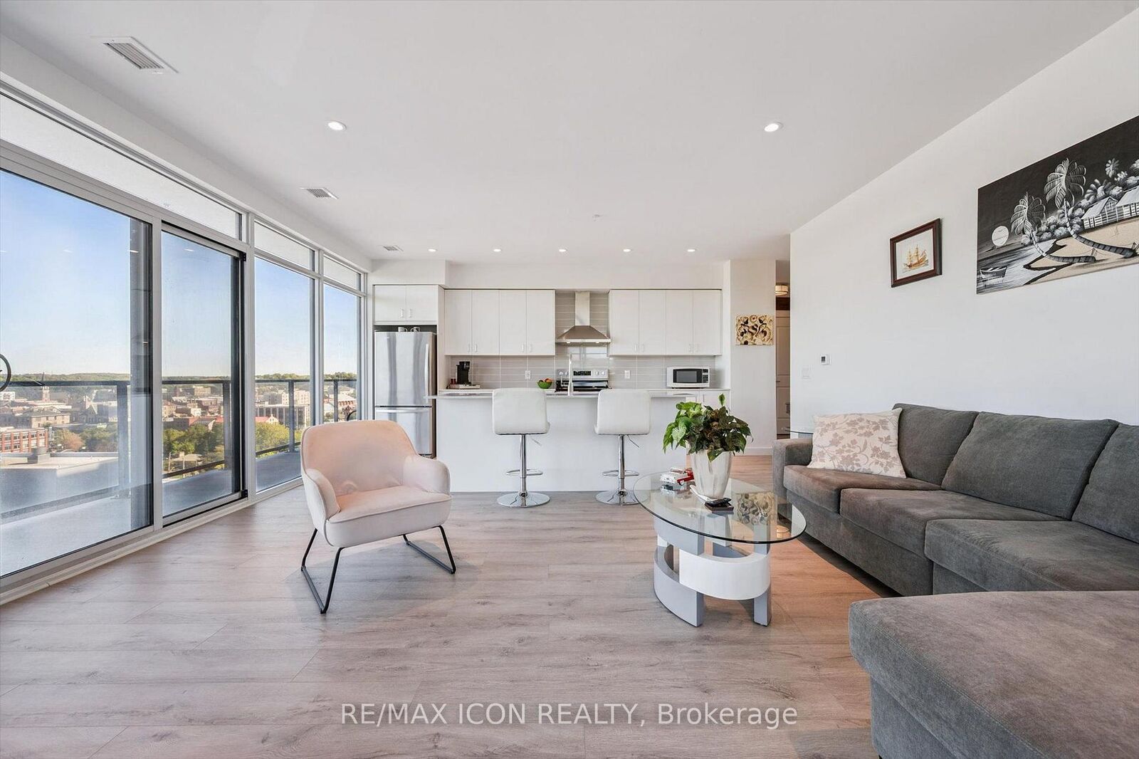 Property Photo: 15 Glebe Street 902 ON N1S 0C3