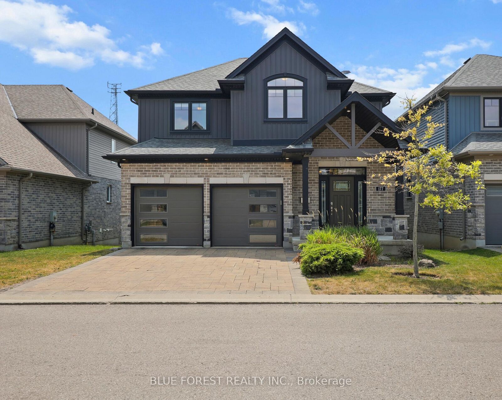 Property Photo: 1061 Eagletrace Drive 177 ON N6G 0T3