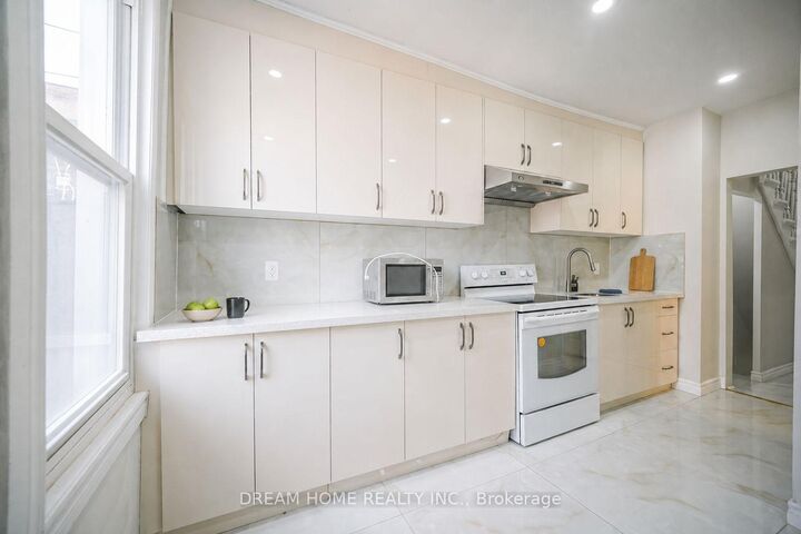 Property Photo:  29 Glasgow Street Room#1  ON M5T 2C1 
