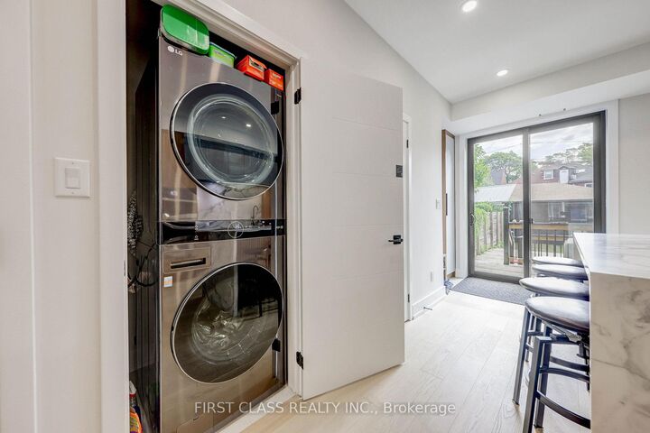 Property Photo:  431 Roxton Road Ensuite 2  ON M6G 3R5 
