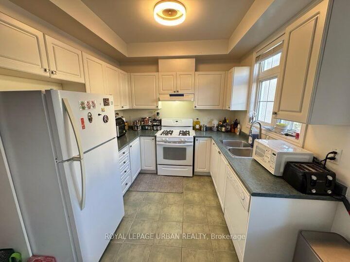 Property Photo:  10 Post Oak Drive 47  ON L4E 4H7 
