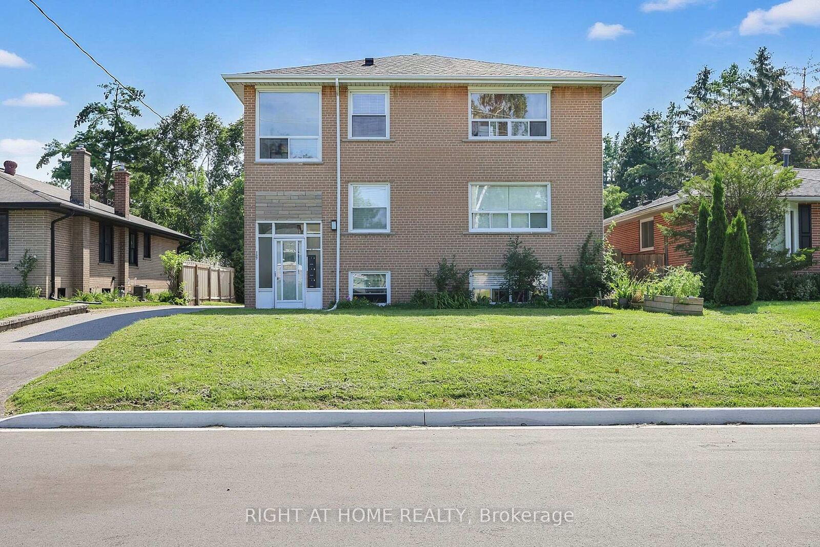 Property Photo: 137 Vancouver Street ON L4M 4M5