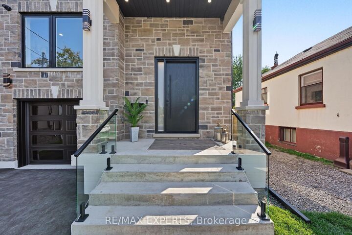 Property Photo:  1062 Alexandra Avenue  ON L5E 1Z8 