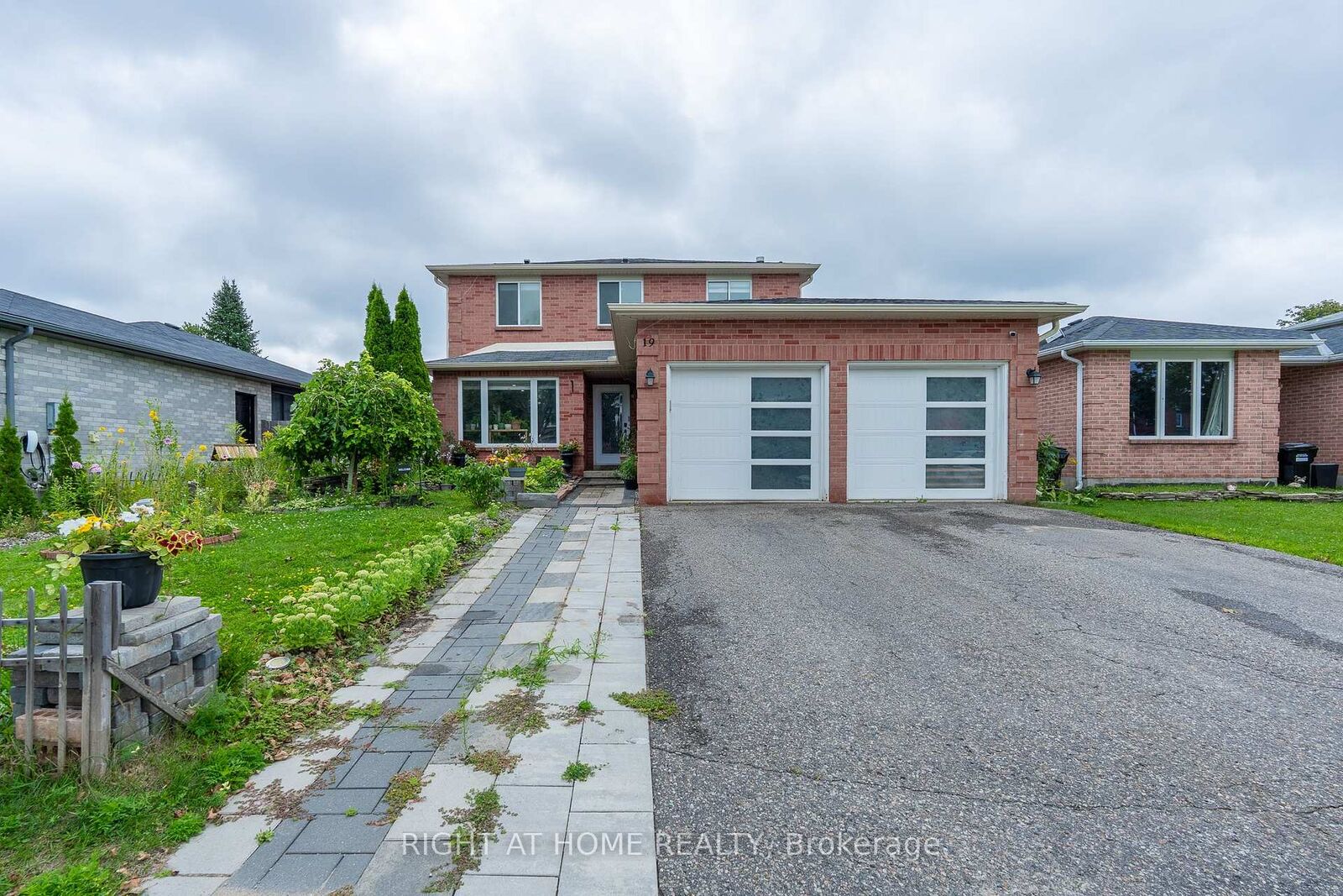 Property Photo: 19 Cardinal Street ON L4M 6C8