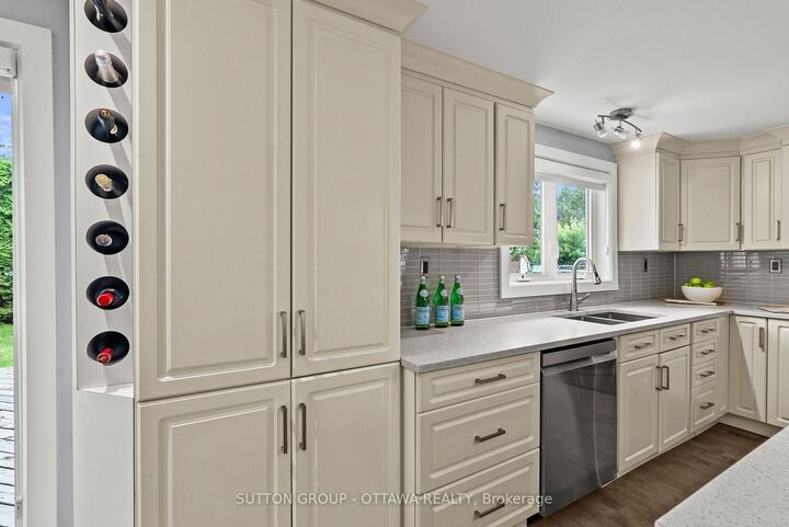 Property Photo: 2450 Blackstone Crescent ON K1B 4H2