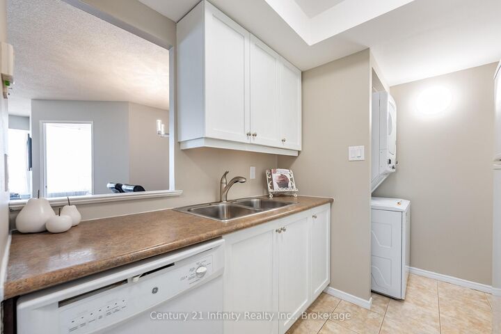 Property Photo: 5 Greystone Walk Drive 1206 ON M1K 5J5