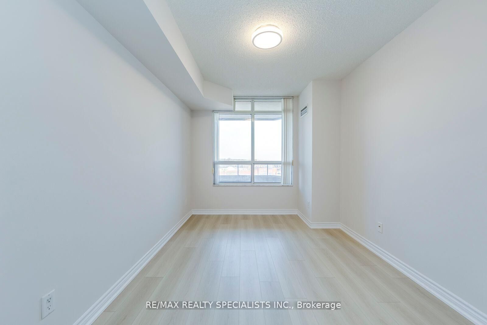 Property Photo: 35 Kingsbridge Garden Circle 807 ON L5R 3Z5