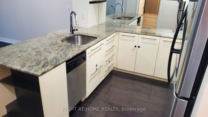 Property Photo:  25 Carlton Street 2806  ON M5B 1L4 