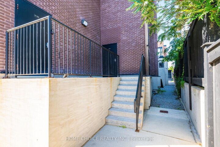 Property Photo: 5289 Highway 7 Highway W D704 ON L4L 0J1