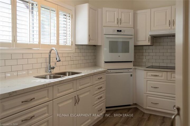 Property Photo:  359 Queensdale Avenue E Upper  ON L9A 1L5 