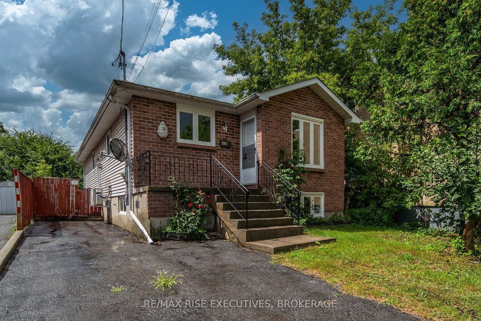 Property Photo: 426 Montreal Street ON K7K 3H7