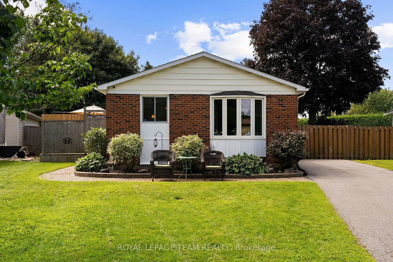 Property Photo: 27 Ballantrae Way ON K2L 1N3