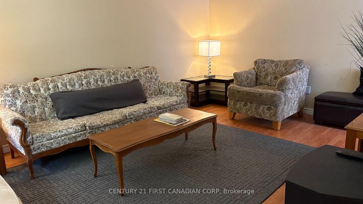 Property Photo:  460 Castlegrove Boulevard Room 4  ON N6G 1K8 