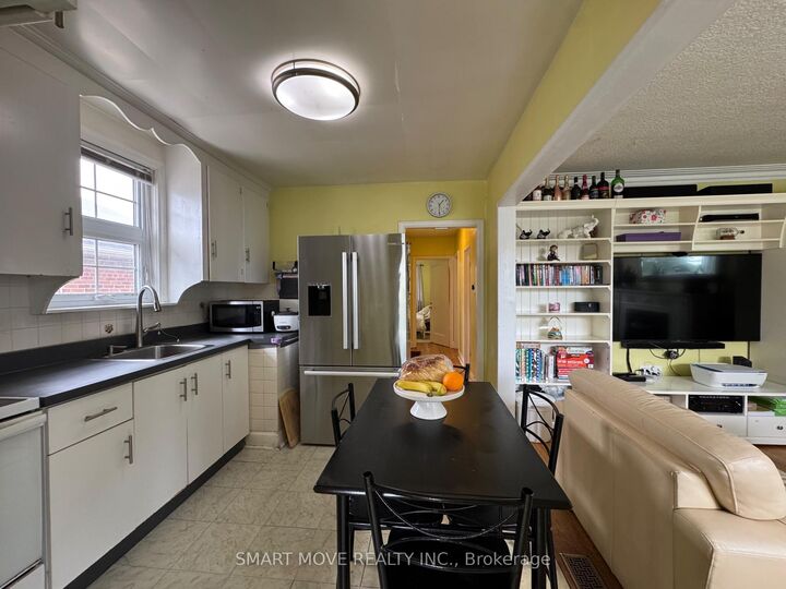 Property Photo:  66 Beechborough Avenue  ON M6M 1Z5 