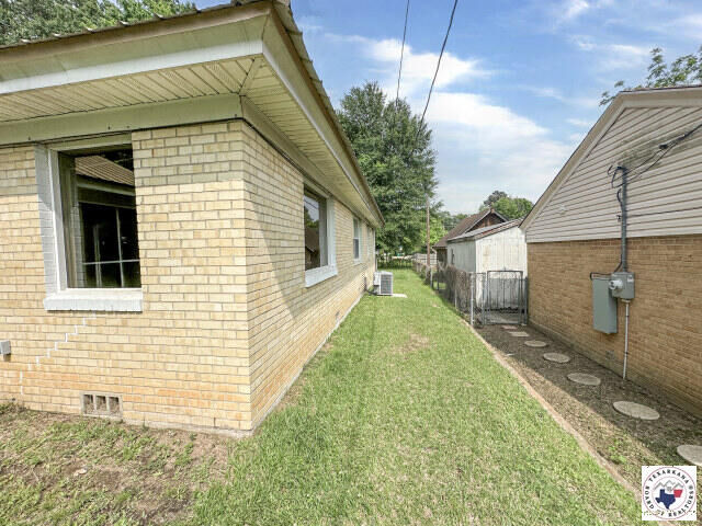 Property Photo:  2302 N Akin  TX 75501 