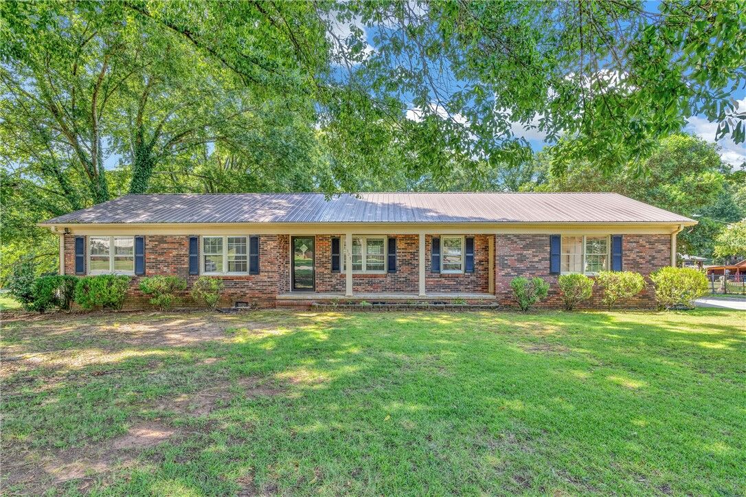 Property Photo: 303 McNeil Drive SC 29624