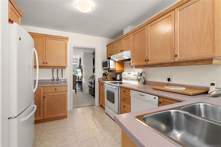 Property Photo: 909 Admirals Rd #5 BC V9A 2P1
