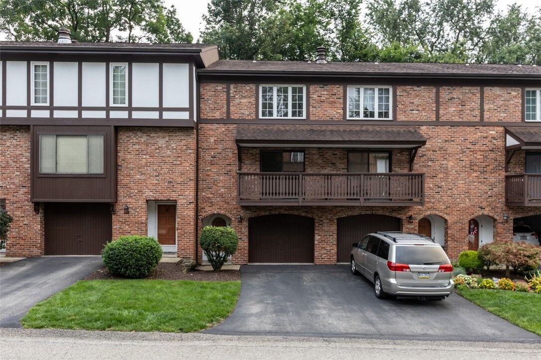 Property Photo: 350 Woodbridge Dr PA 15237