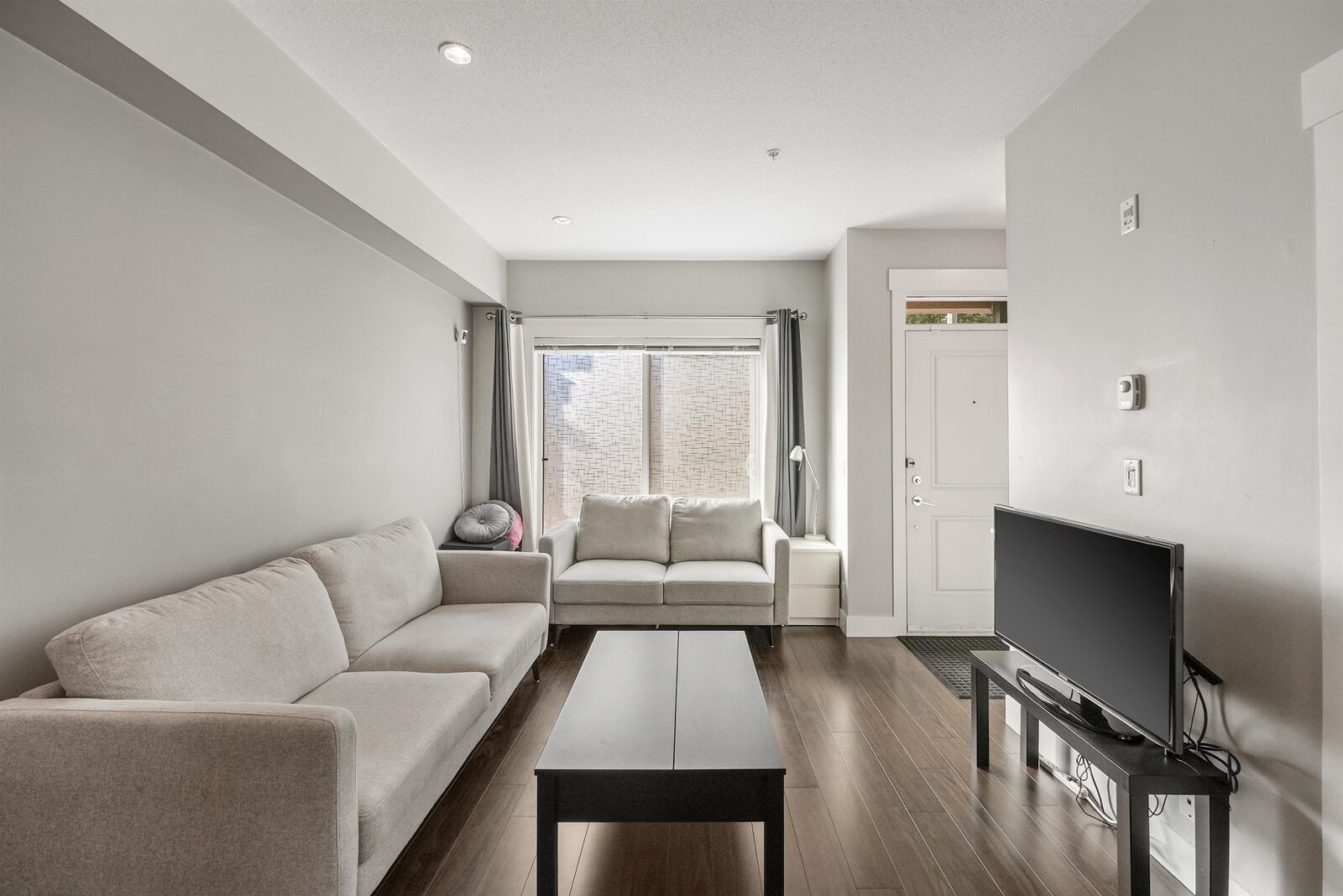 Property Photo:  838 Royal Avenue 1  BC V3M 1J9 
