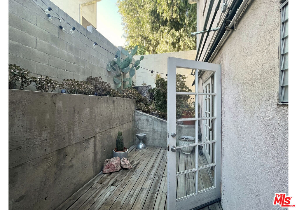 Property Photo: 1145 Larrabee St, Unit 3 CA 90069