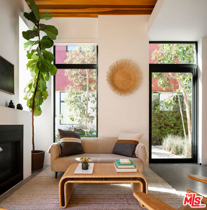 Property Photo: 1329 California Ave, Unit 102 CA 90403