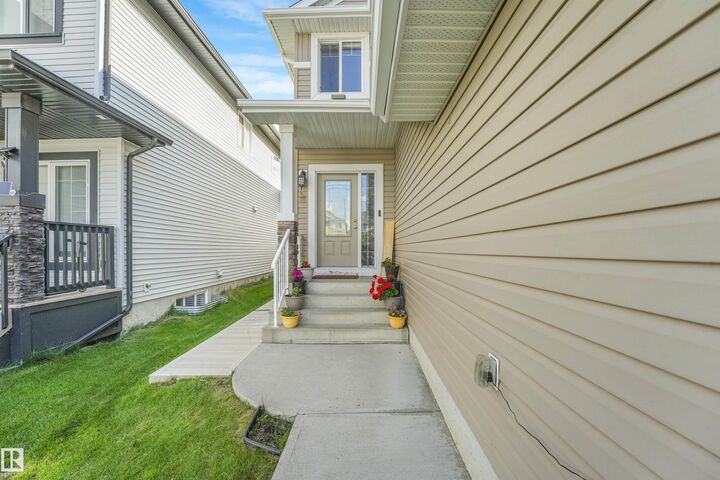 Property Photo:  3359 13 Avenue NW  AB T6T 0Z4 