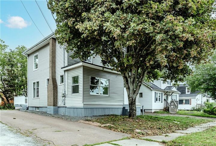 16 Humphrey — photo 1