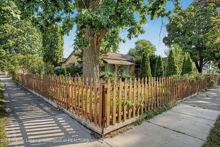 Property Photo:  1424 Poxson Avenue  MI 48910 