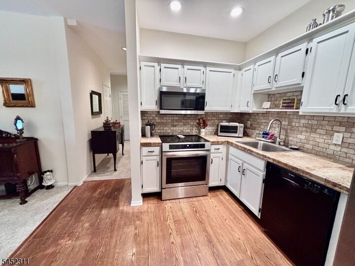 Property Photo:  5302 Richmond Rd 302  NJ 07480 