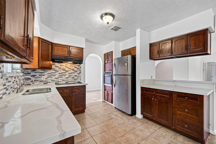 Property Photo: 9618 S Petersham Drive TX 77031