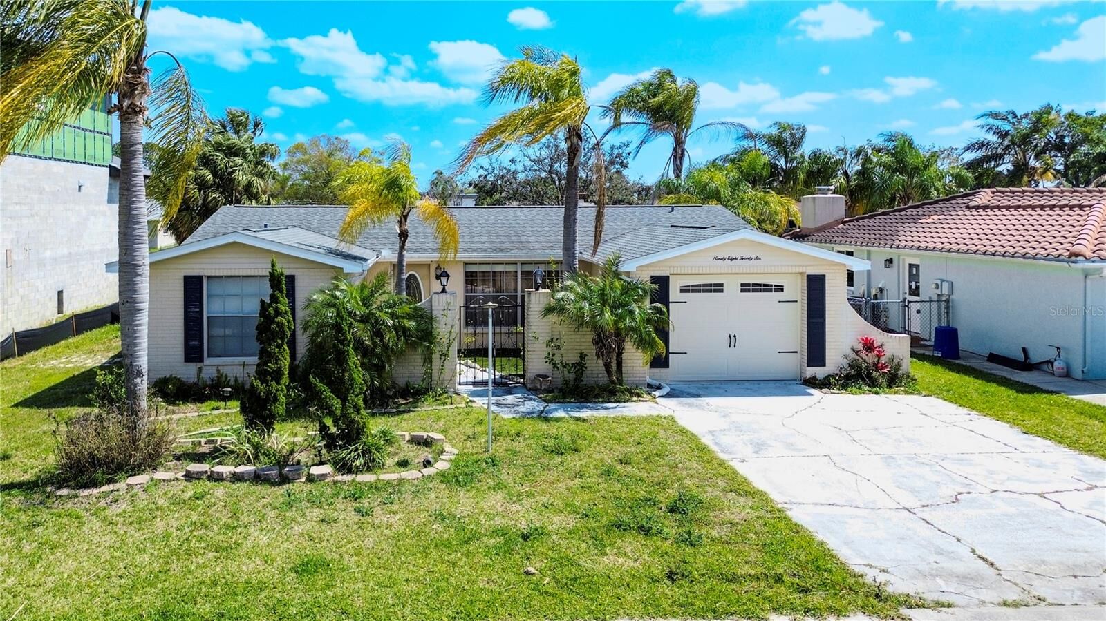 Property Photo:  9826 Island Harbor Drive  FL 34668 